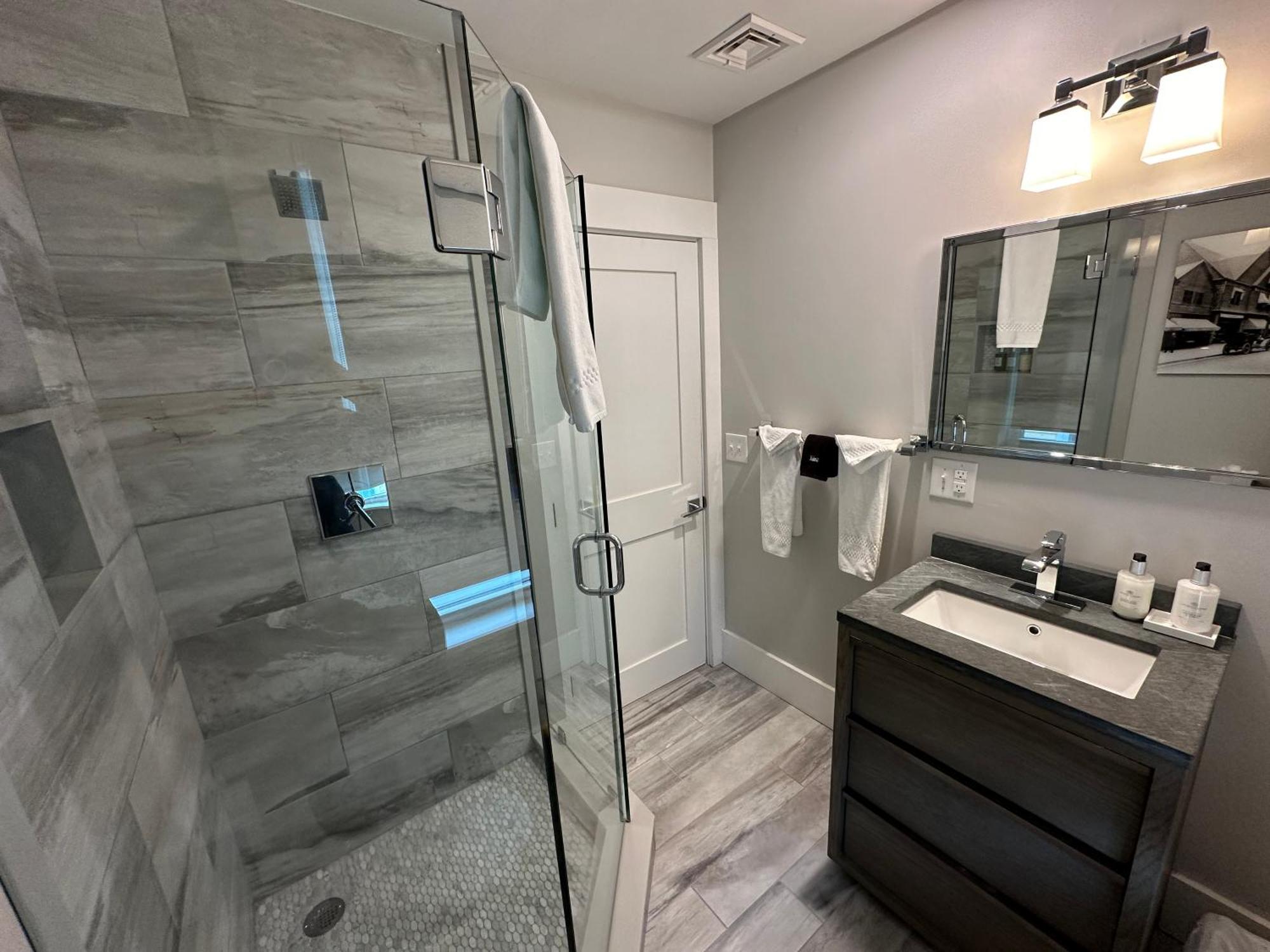 Entire Modern 7 Unit 7 Bath Boutique Inn Torre di Torre di Newport Esterno foto